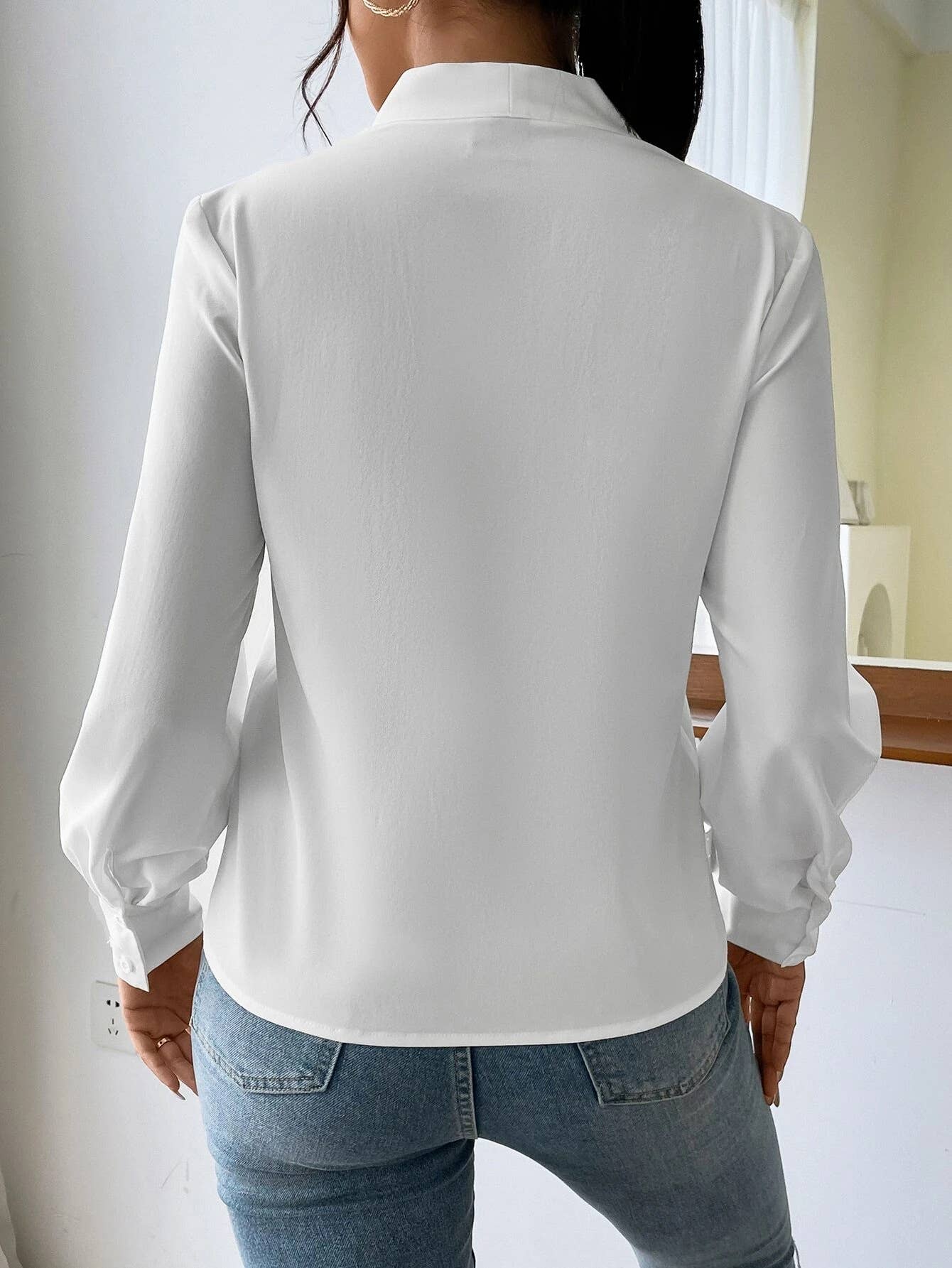 Design sense V-neck loose long-sleeved shirt