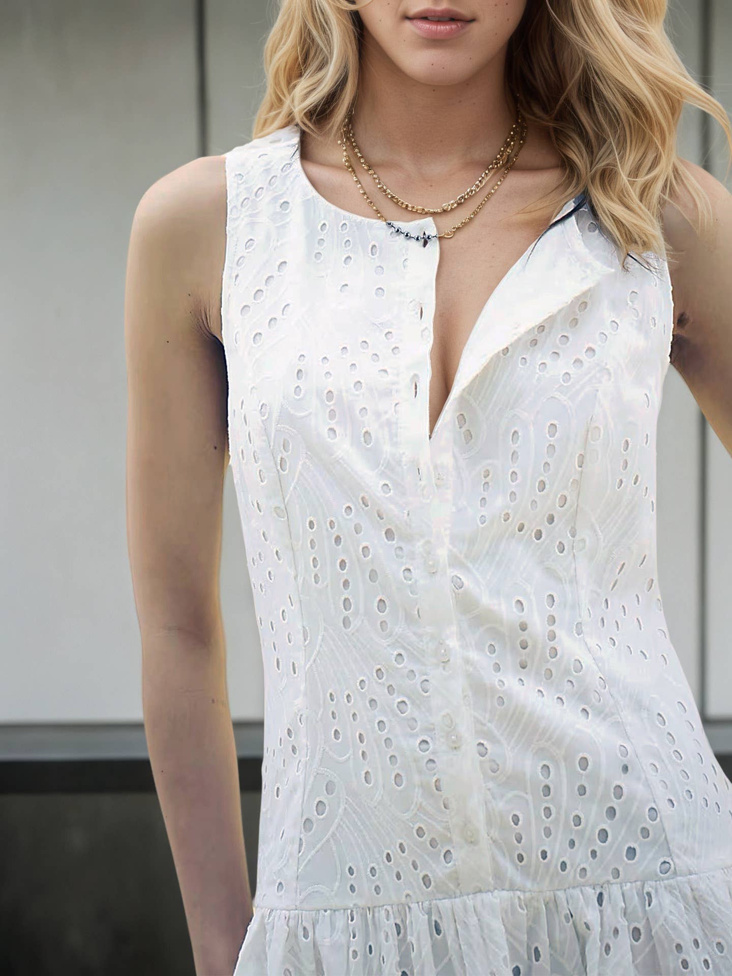 Form-fitting sleeveless single-breasted dress