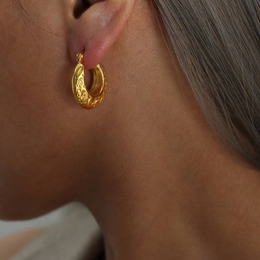 RETRO SIMPLE C SHAPE EMBOSSED EARRINGS_CWMM3646