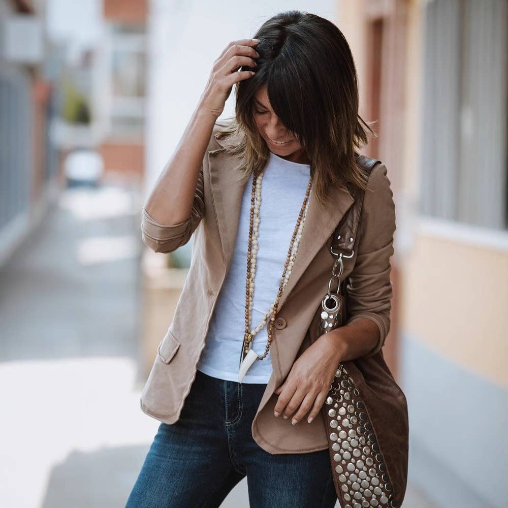 Fashionable suit jacket with a one-button lapel