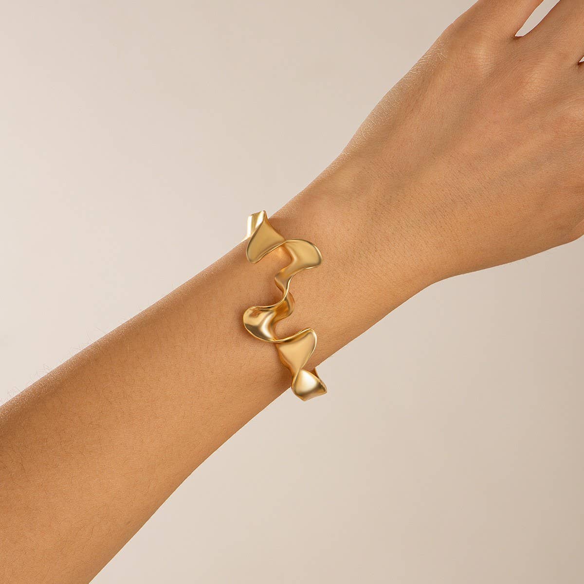 COOL GEOMETRIC TWISTED DESIGN NECKLACE