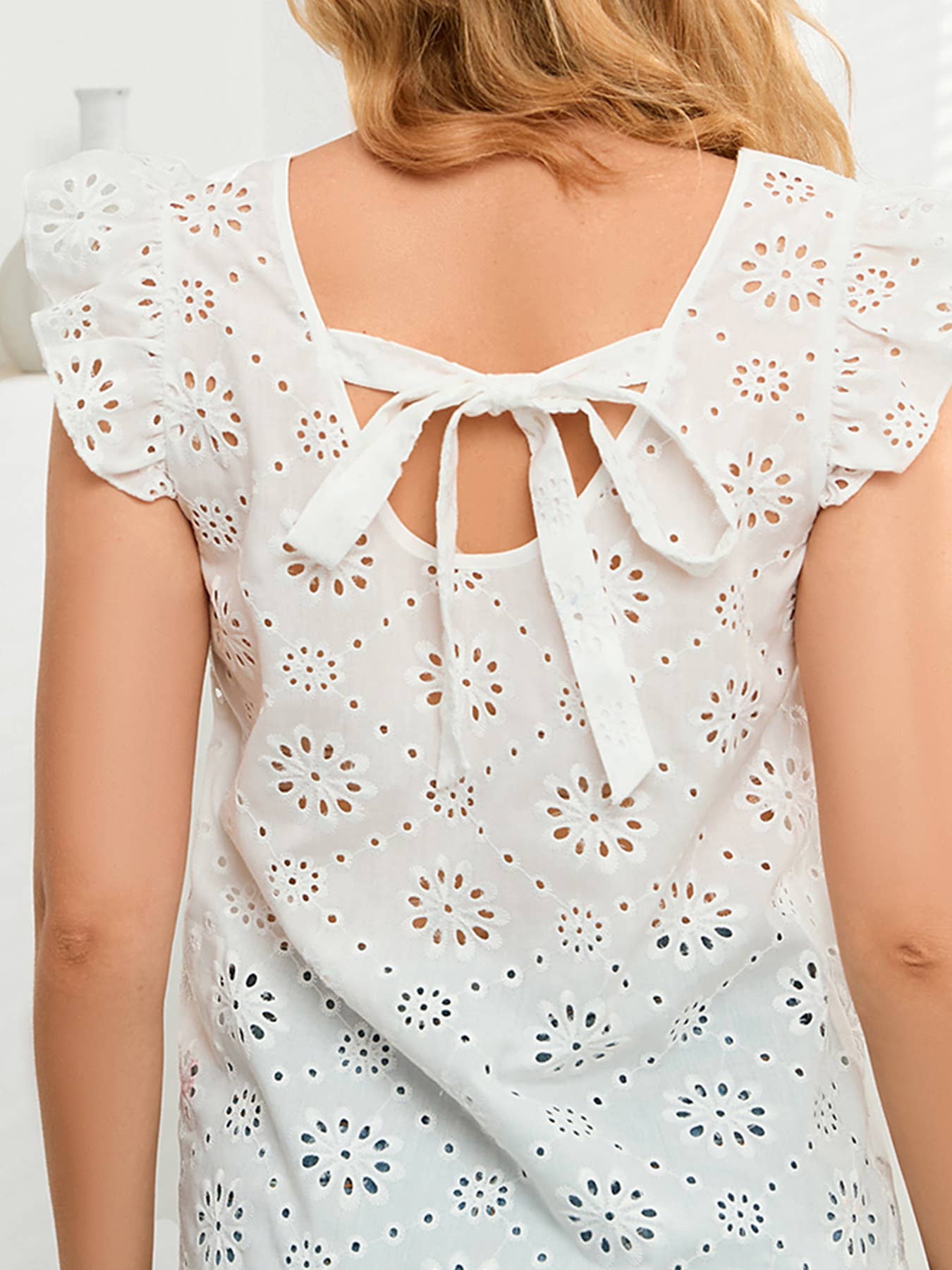 Flanged V-neck lined with hollowed back tie shirt