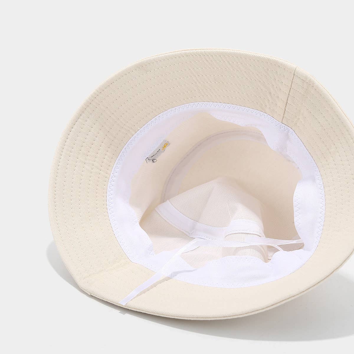 MACAROON-COLORED BLACK CAT EMBROIDERED BUCKET HAT_CWAH1631