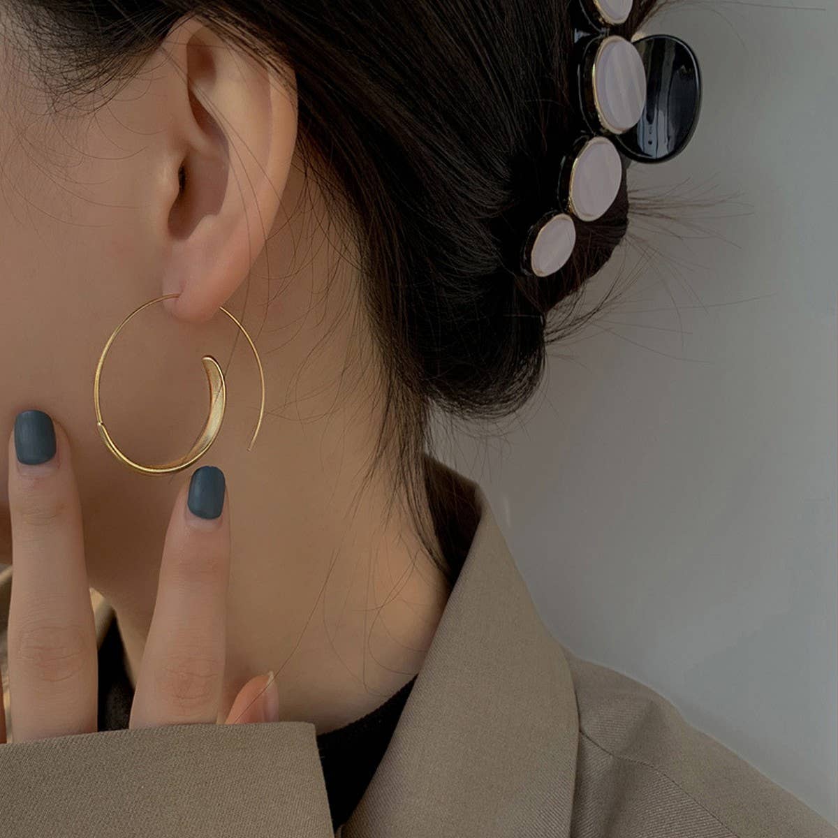 SIMPLE GEOMETRIC HOLLOW C-SHAPED EARRINGS_CWAJE05571