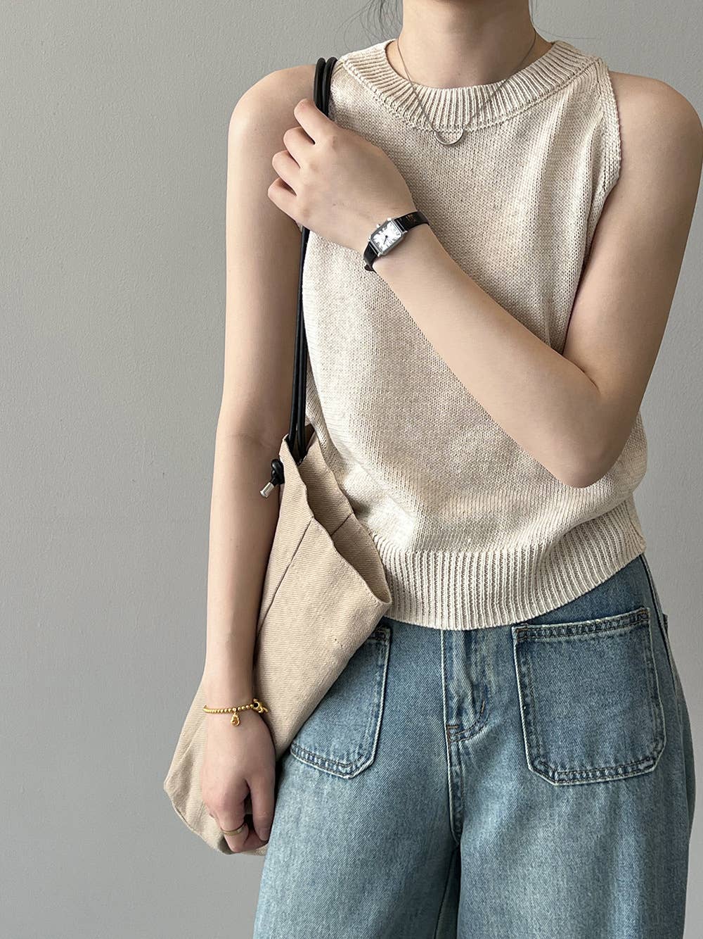 CREW-NECK SLEEVELESS BOTTOM STRIPED KNIT CAMISOLE