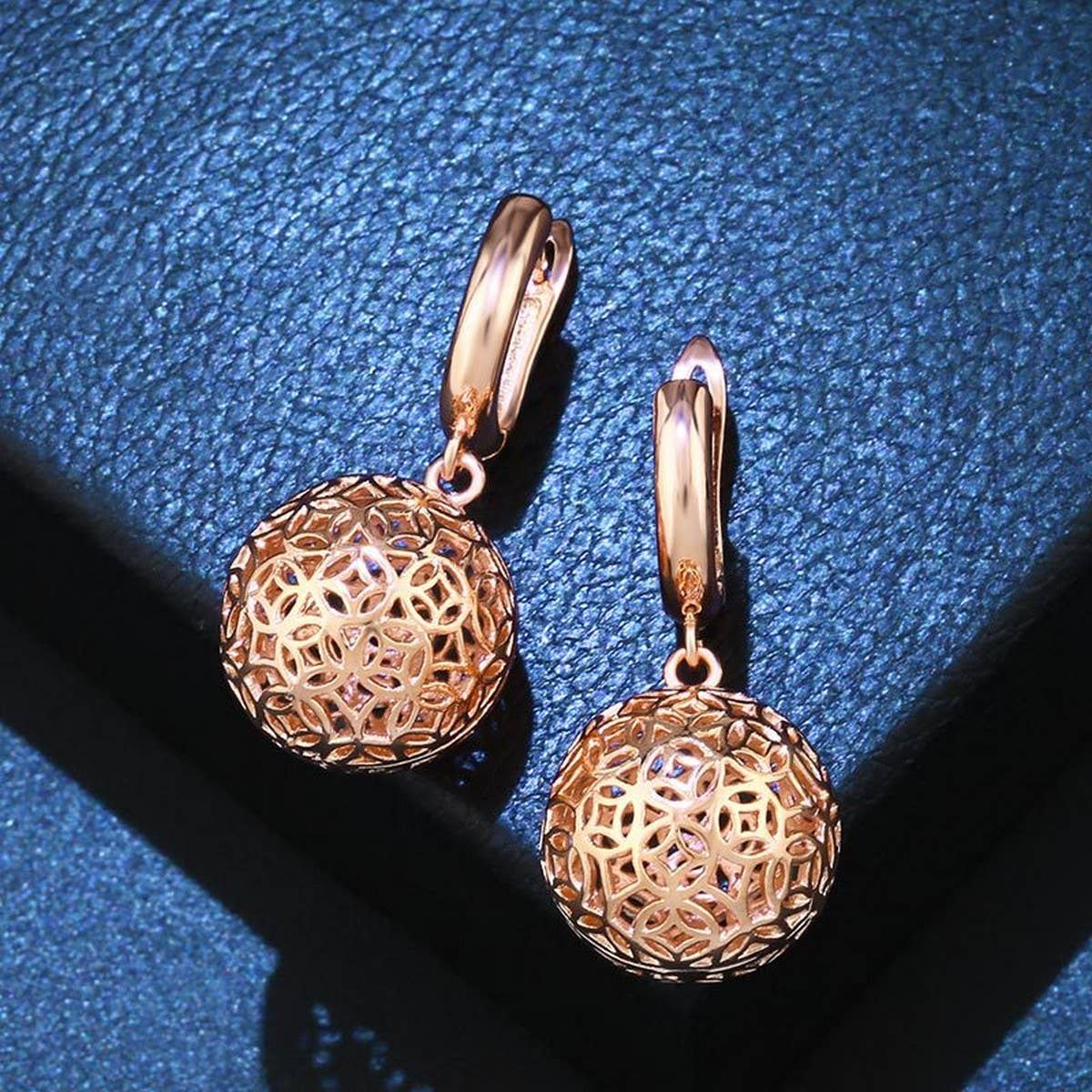 HOLLOW ROUND EARRINGS