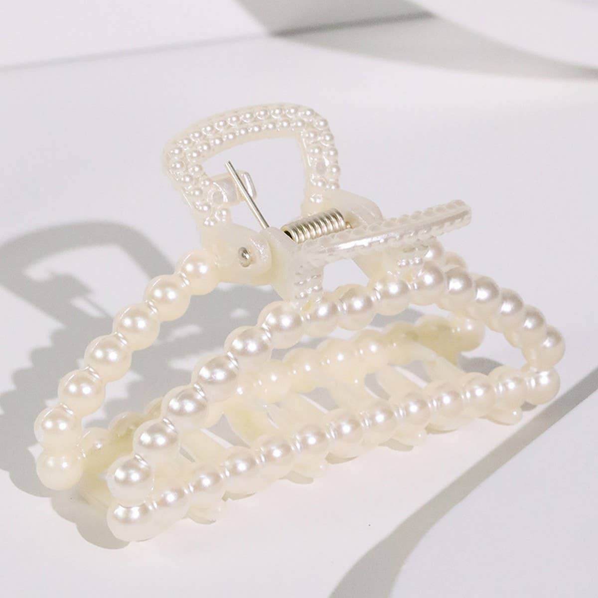 Chic Pearl Heart Claw Clip ? Minimalist Hair Grip