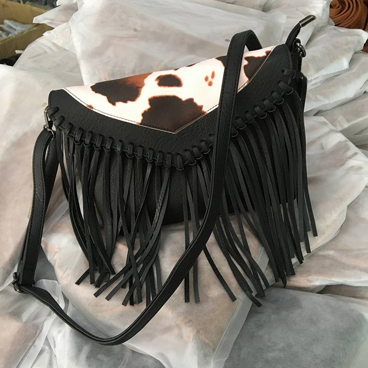 CWAB4565_LEOPARD PRINT TASSEL CHAIN SHOULDER BAG