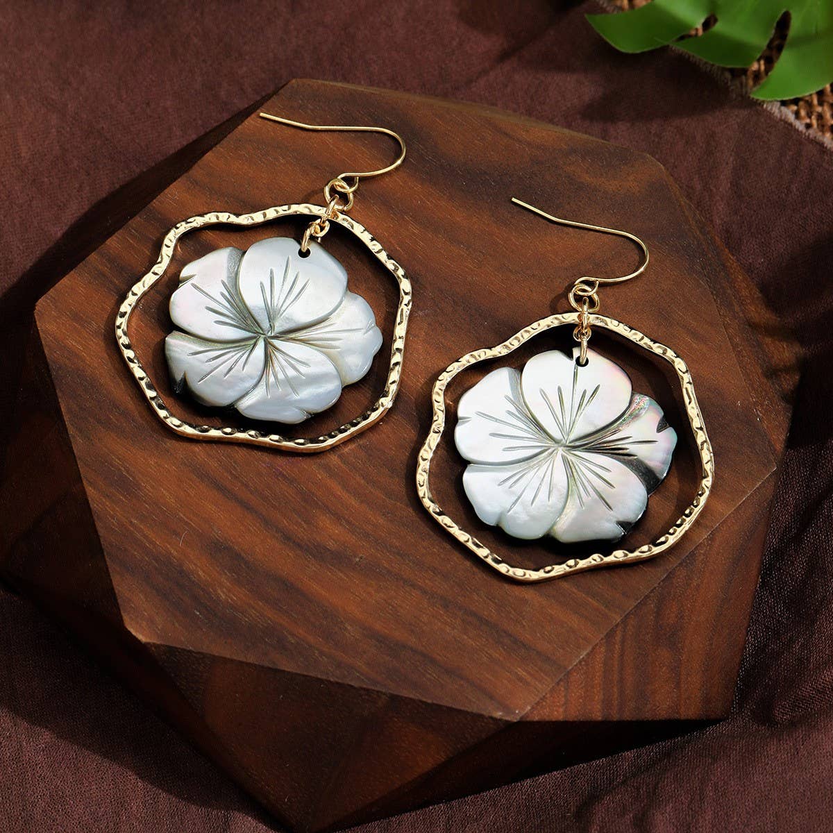 RETRO IRREGULAR GOLD-INLAID HOLLOW SHELL EARRINGS_CWMM4320