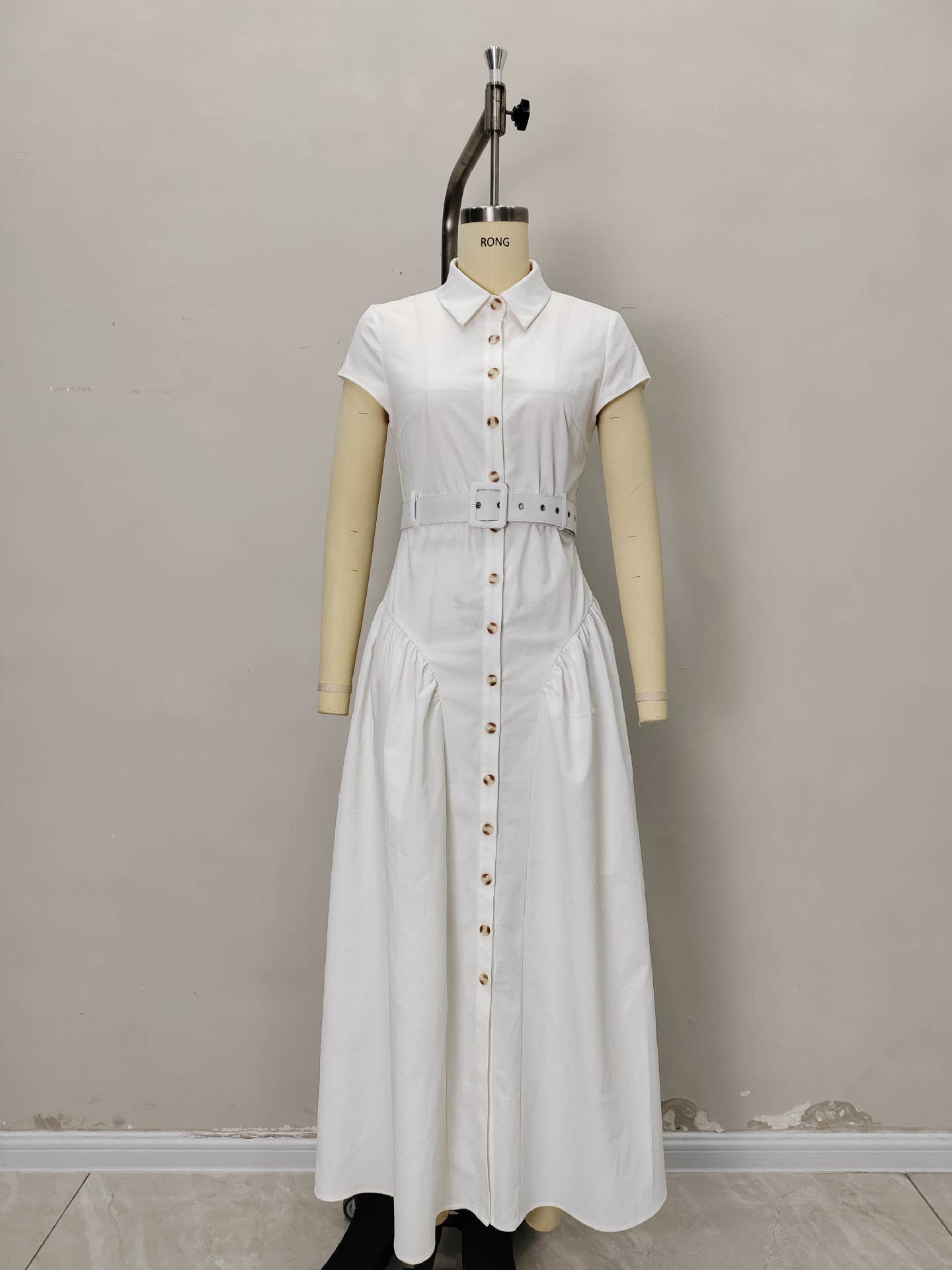 Collared single-breasted figure-hugging dress