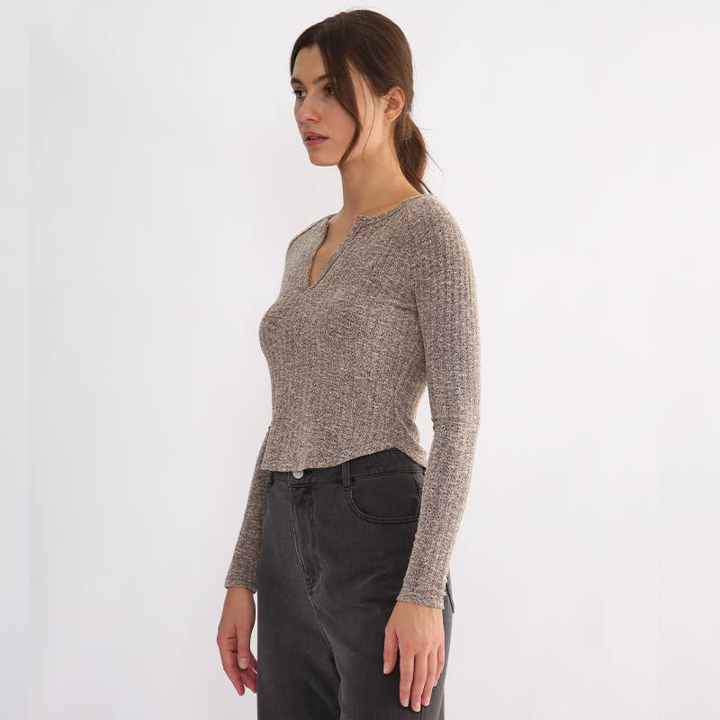 Form-fitting and versatile knitted sweater
