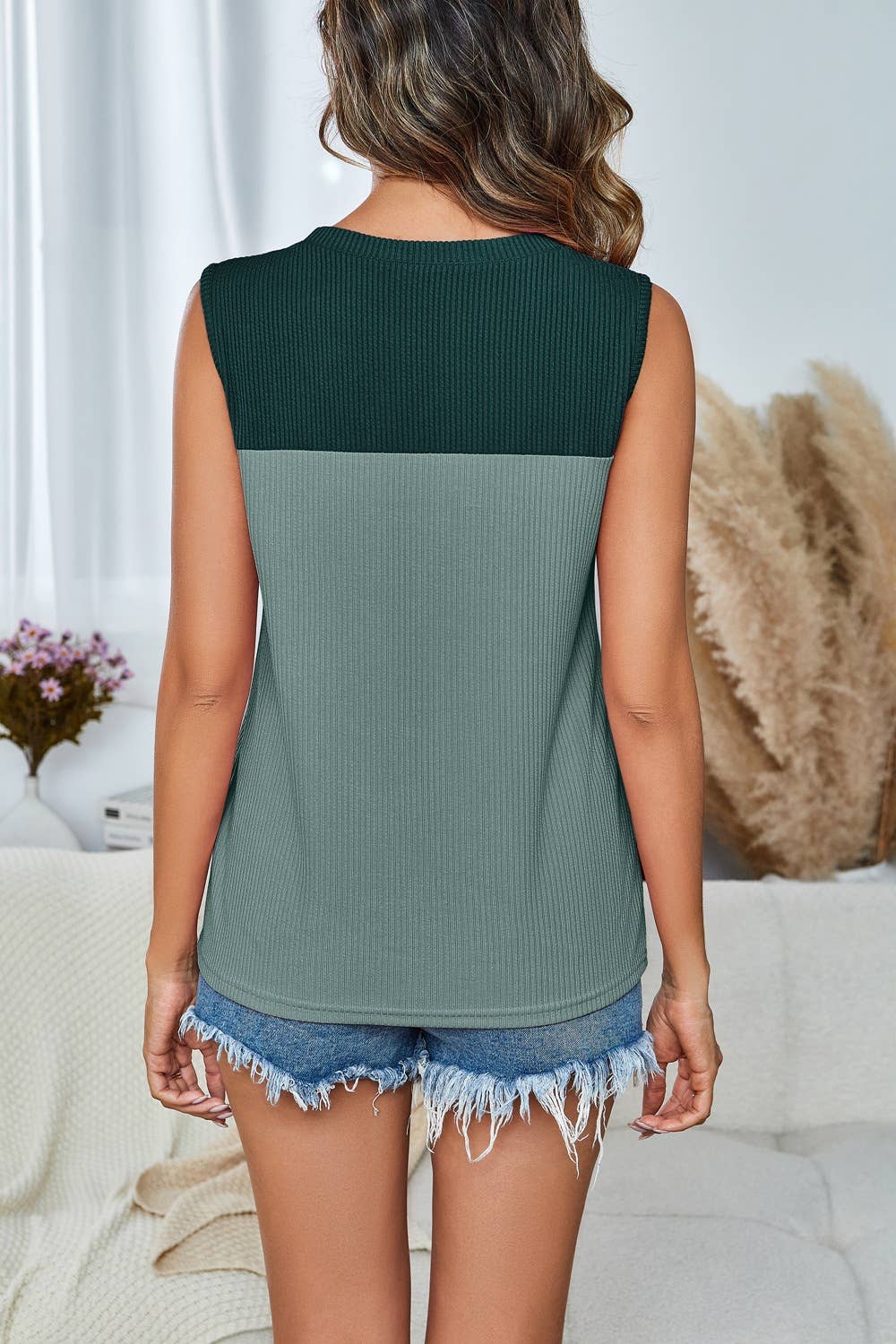 Crew-neck color-matching sleeveless sweater vest