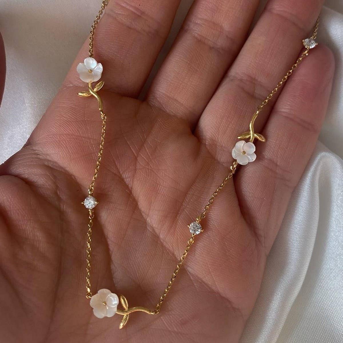 Four-leaf clover snowflake zircon necklace