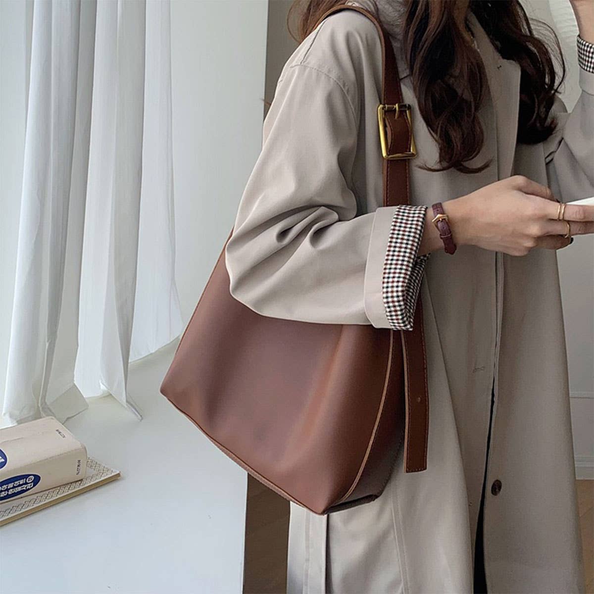 SIMPLE LEISURE BUCKET MESSENGER BAG_CWAB0964