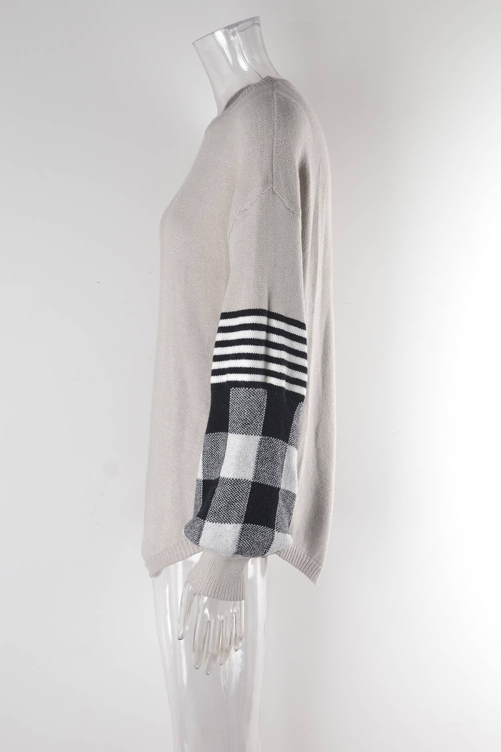 CREW NECK PLATE-SIZE SWEATER AND SMALL SHIRT