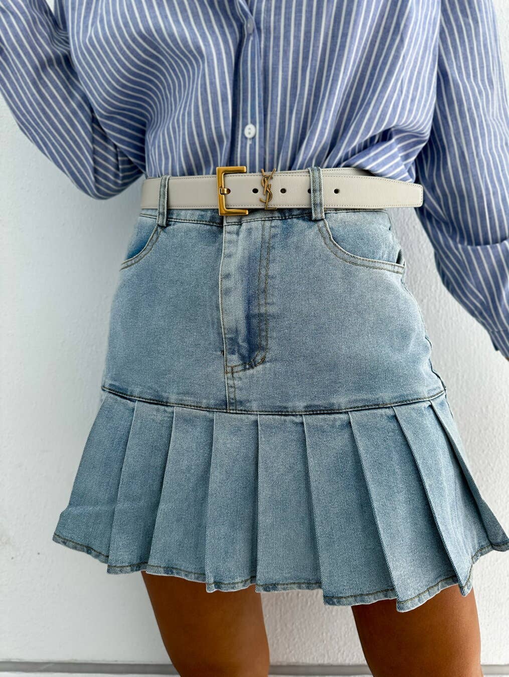 A pleated, fashionable commuter denim skirt
