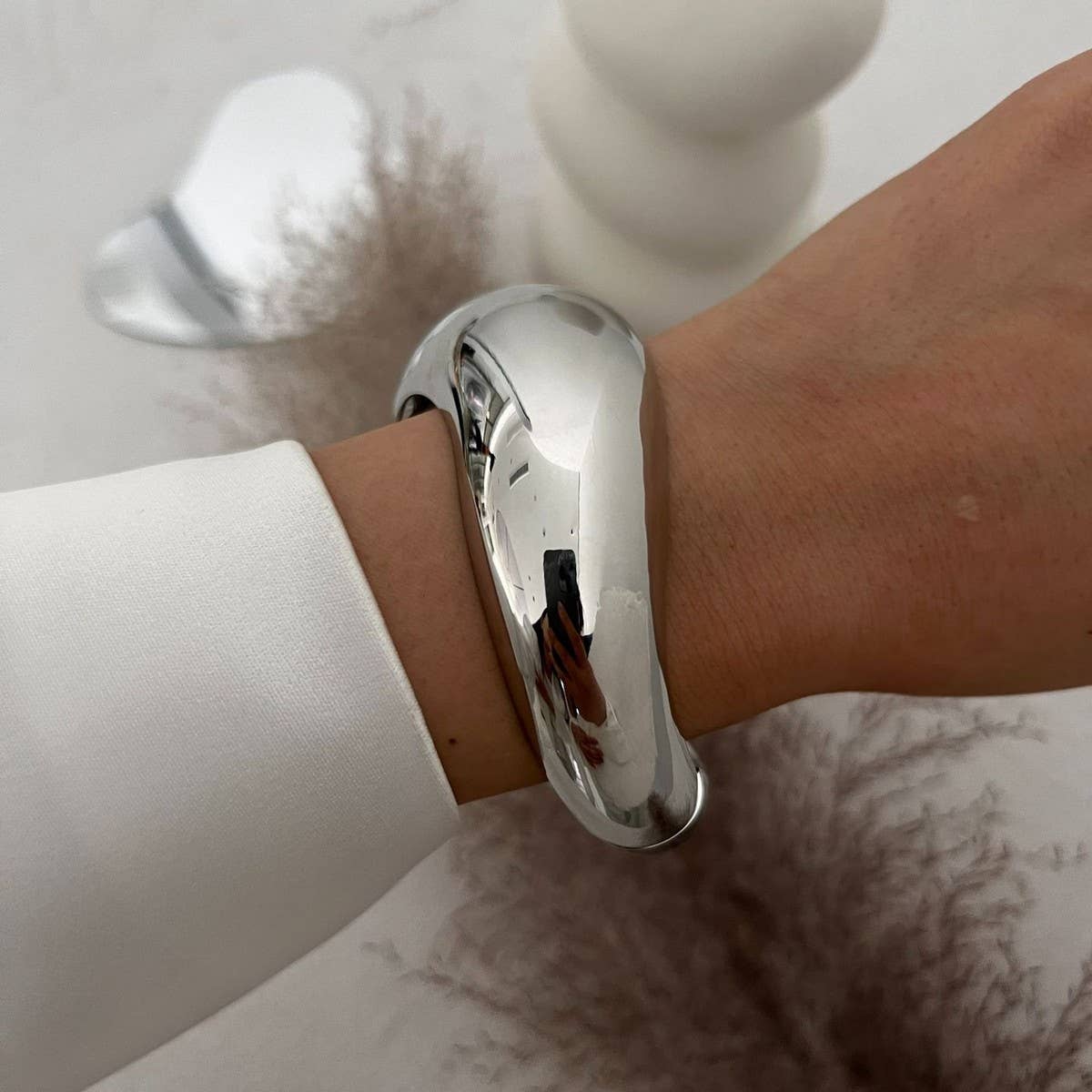 FASHIONABLE METALLIC SMOOTH SPRING BRACELET