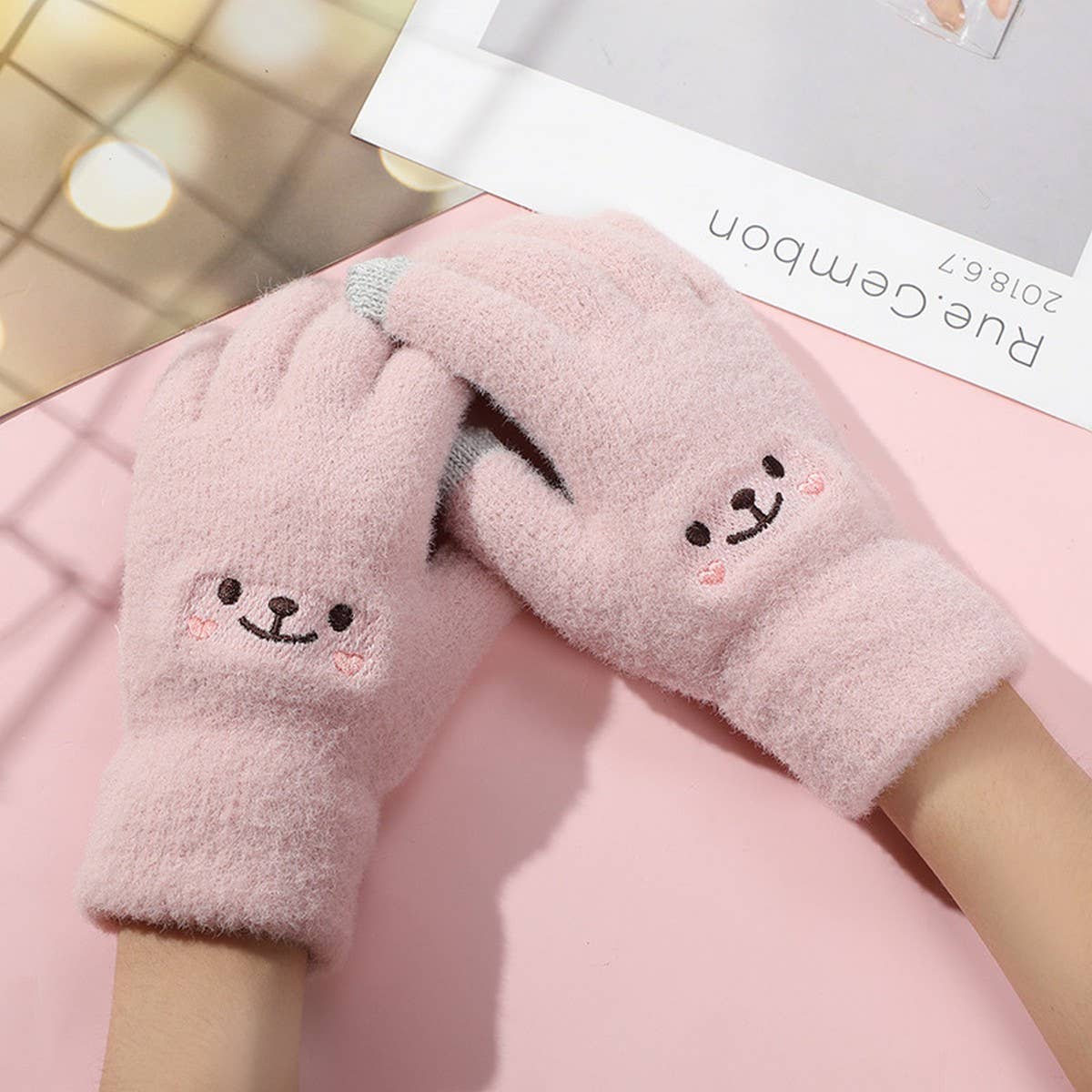 CWAG00545_CUTE FLEECE SMILE FACE TOUCHSCREEN GLOVES