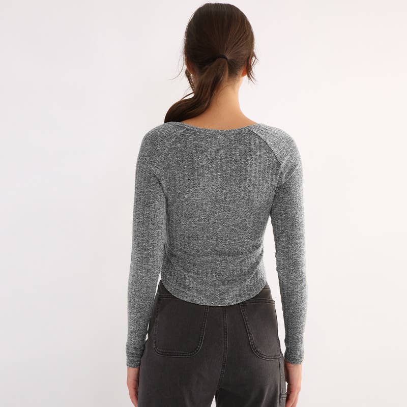 Form-fitting and versatile knitted sweater