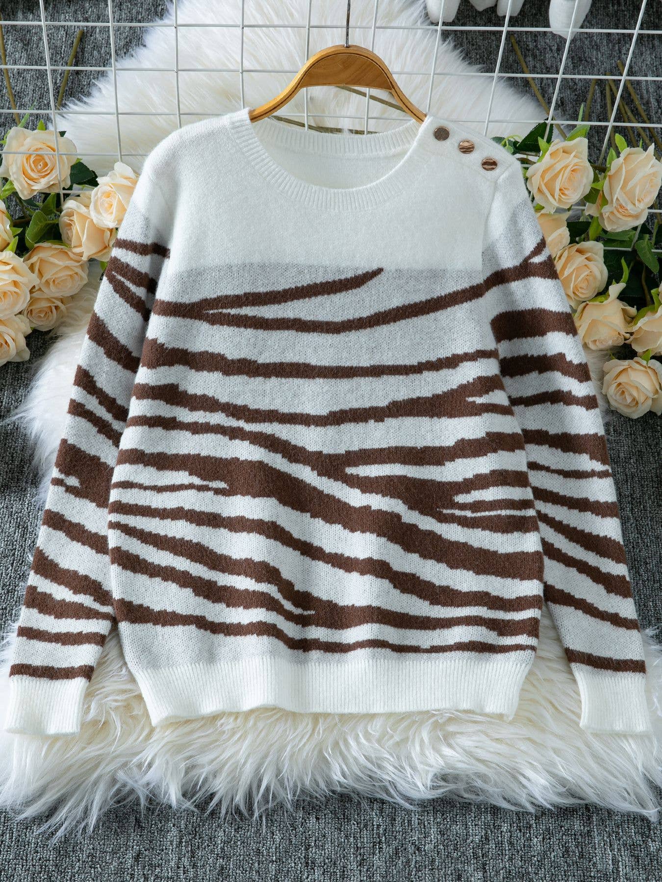 Color-blocking zebra-patterned  knitted sweater
