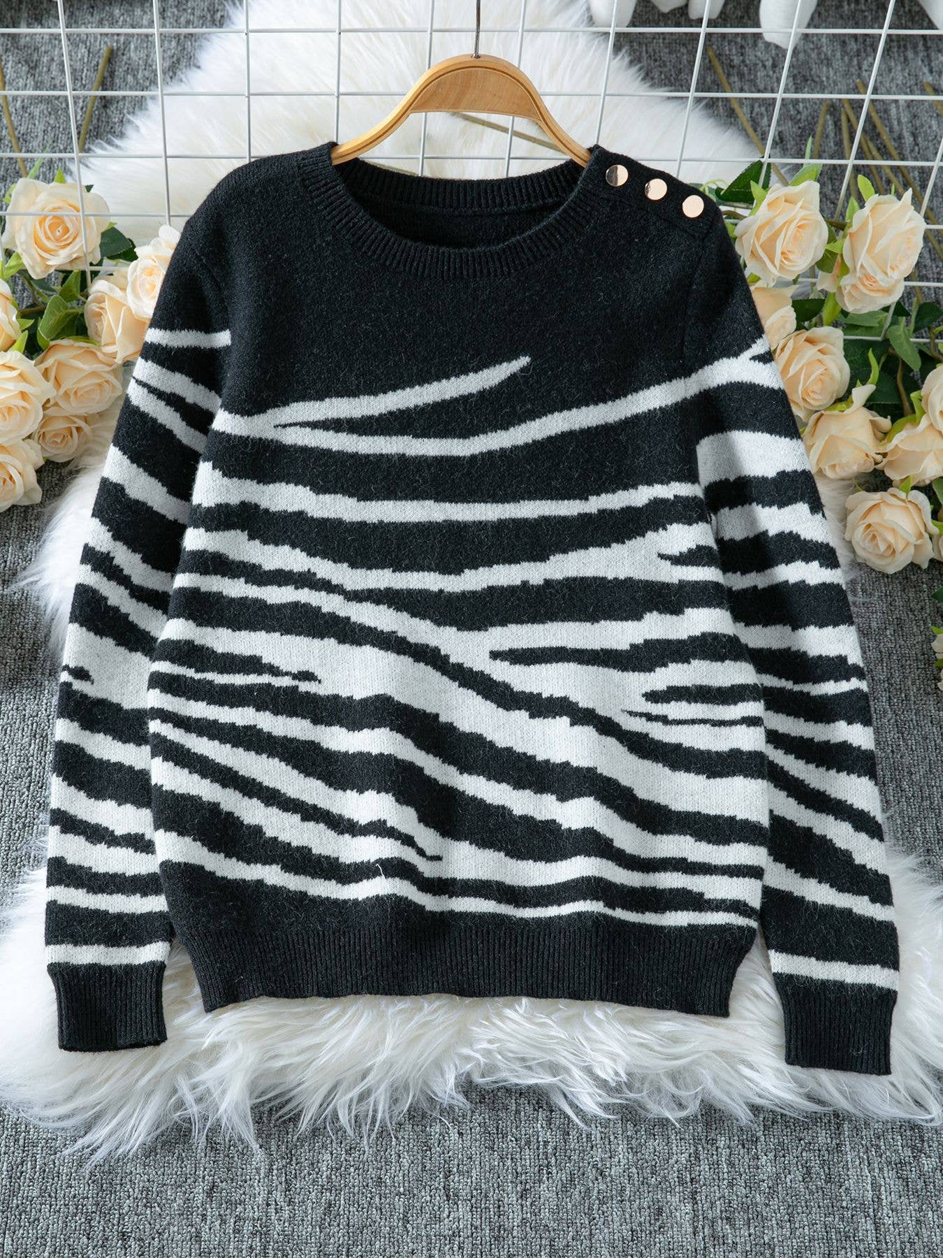 Color-blocking zebra-patterned  knitted sweater