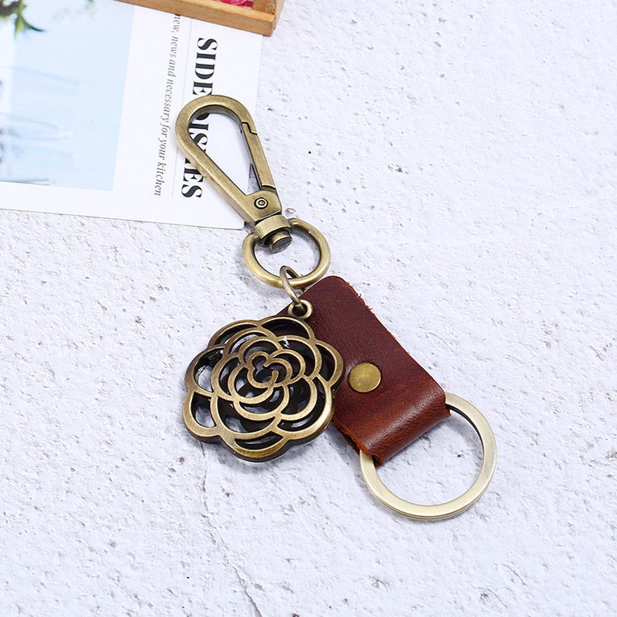 CREATIVE BRONZE ROUND FLOWER COWHIDE KEYCHAIN