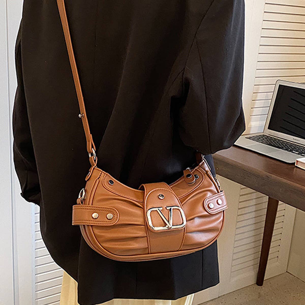 FASHIONABLE V PLEATED STUDDED SHOULDER BAG_CWAB1578