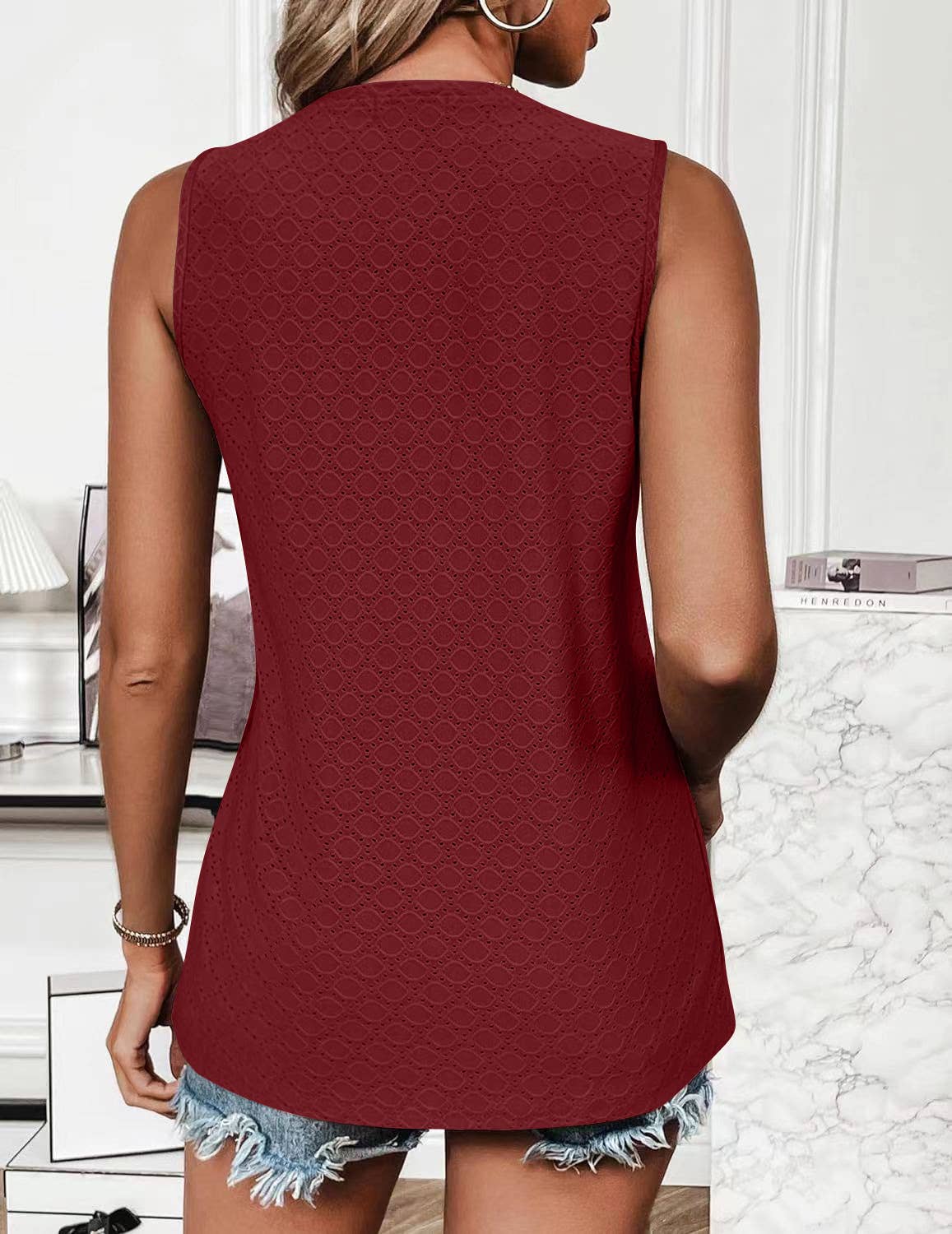 Crew-neck printed solid color hollow-out vest