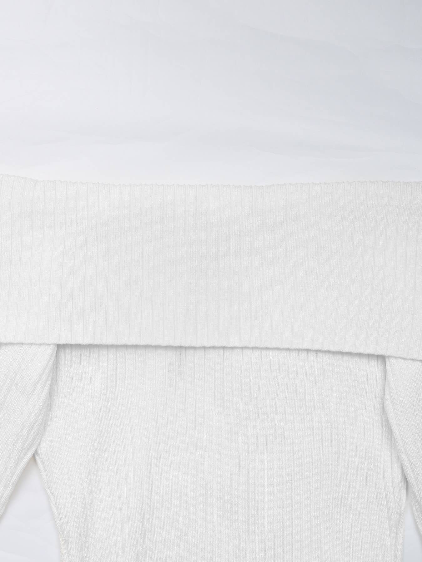 Fashionable short long-sleeved one-neck sweater