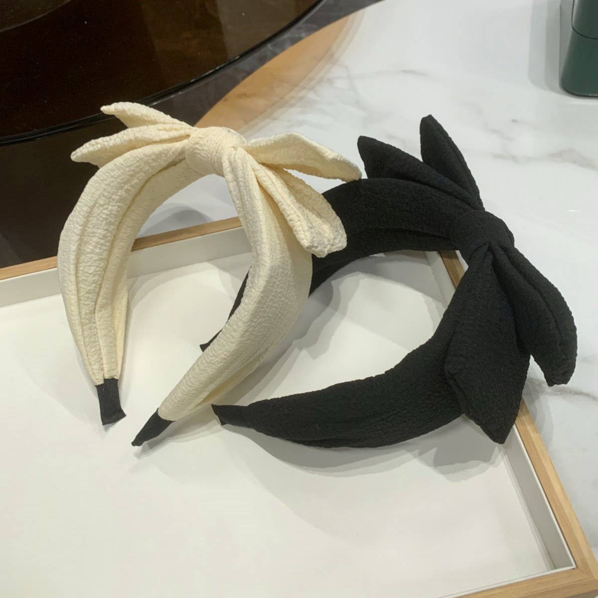 BLACK BUBBLE WRINKLED WIDE BRIM HEADBAND_CWAHA2561