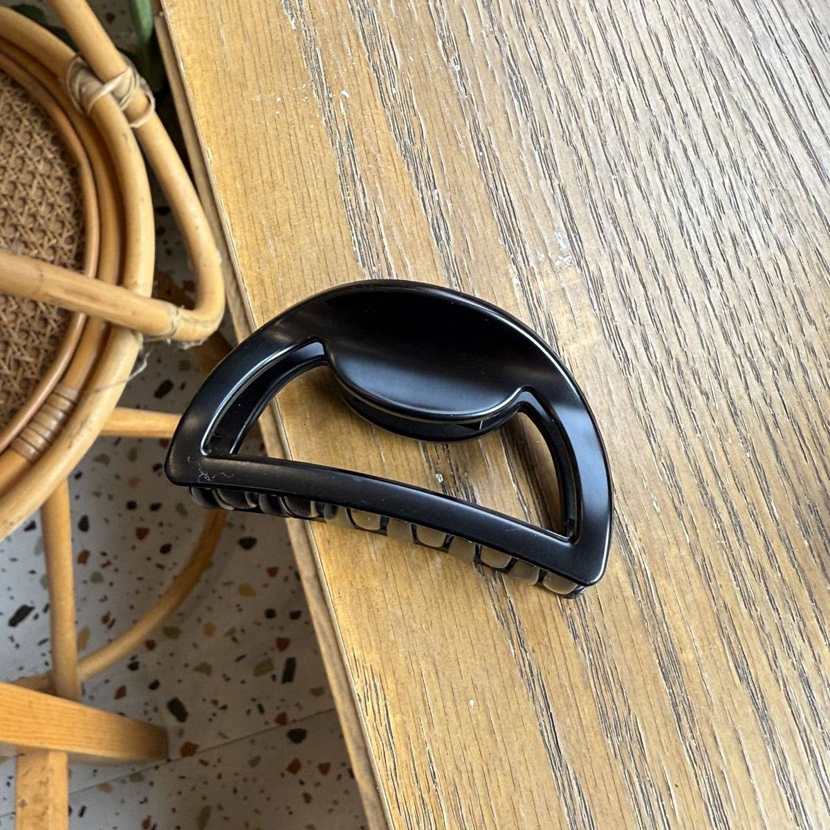 CWAHA4553_BUTTERFLY BUCKLE 7CM HOLLOW SEMICIRCLE HAIRPIN