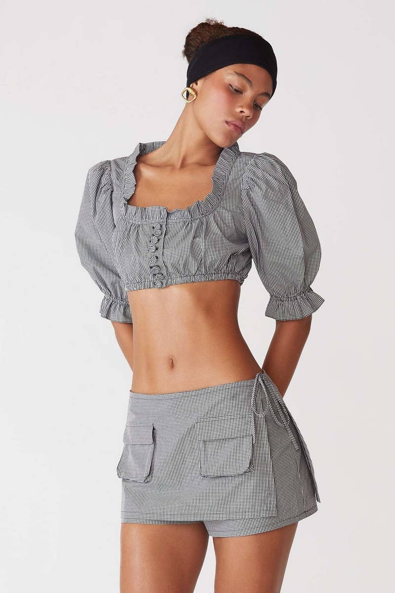 CWTBLS2074_DECORATIVE BUTTON RUFFLED CASUAL SHORT TOP