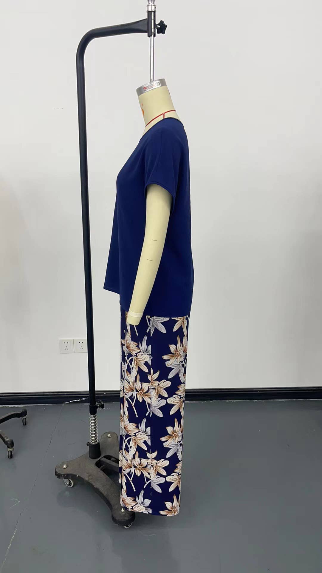 Casual ensemble with pullover printed crew neck