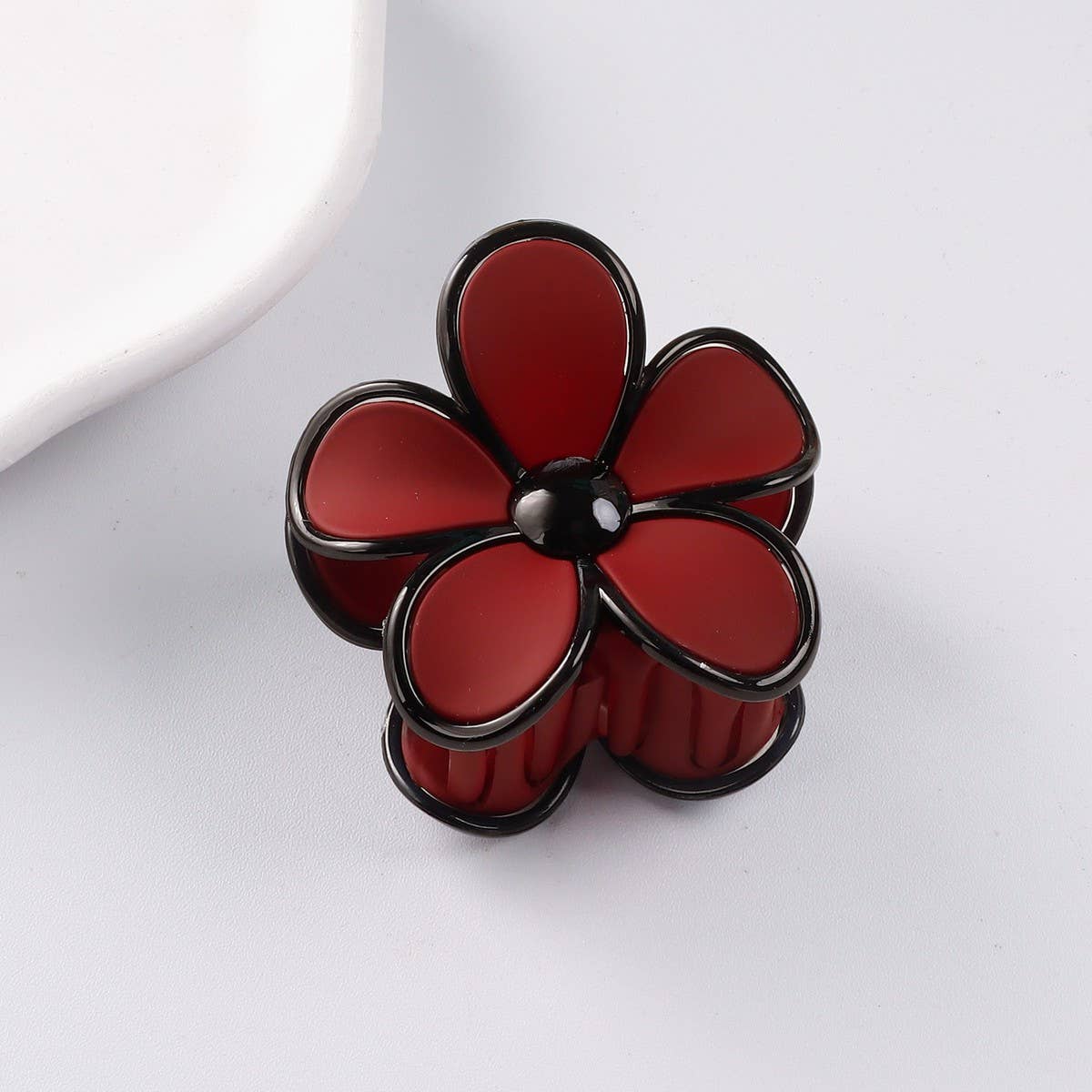 CWAHA1398_ELEGANT BLACK BORDER FLOWER HAIR CLAW CLIP