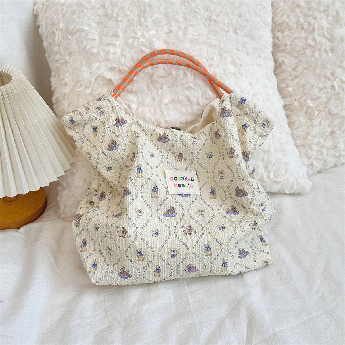 CWAB3909_CARTOON EMBOSSED CANVAS COMMUTER HANDBAG