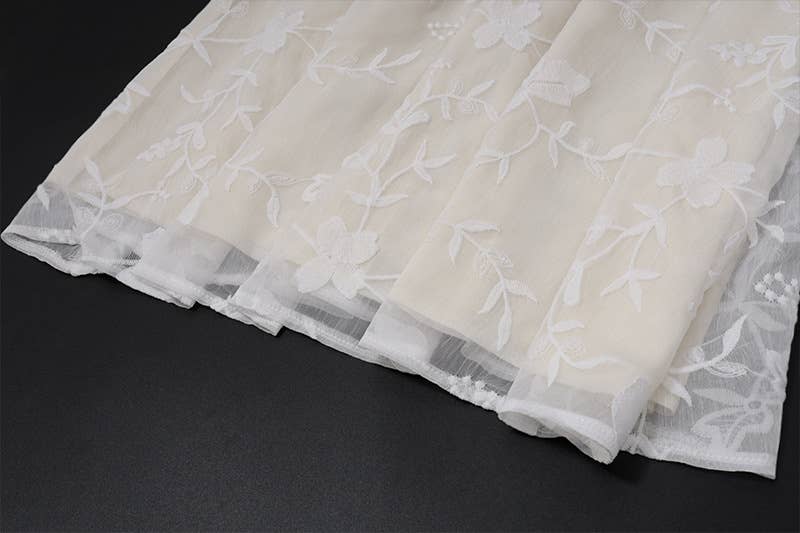 A low-waist hooked fashion slimming skirt