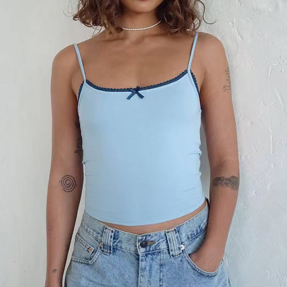 Contrasting color lace bow collage fitted vest