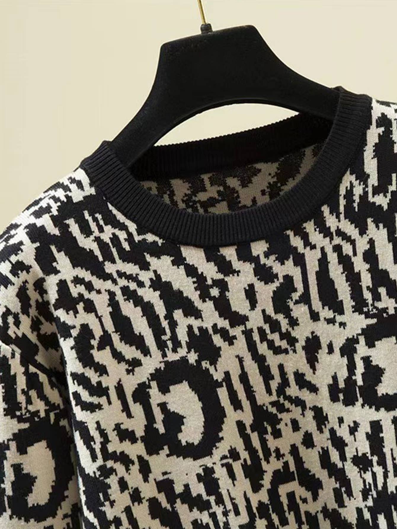 CREW-NECK BAGGY LEOPARD PRINT SWEATER BASE