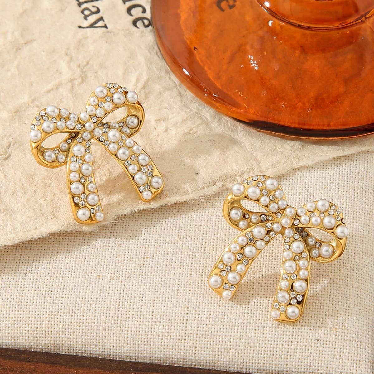 TITANIUM STEEL BOW EARRINGS INLAID WITH RHINESTONES