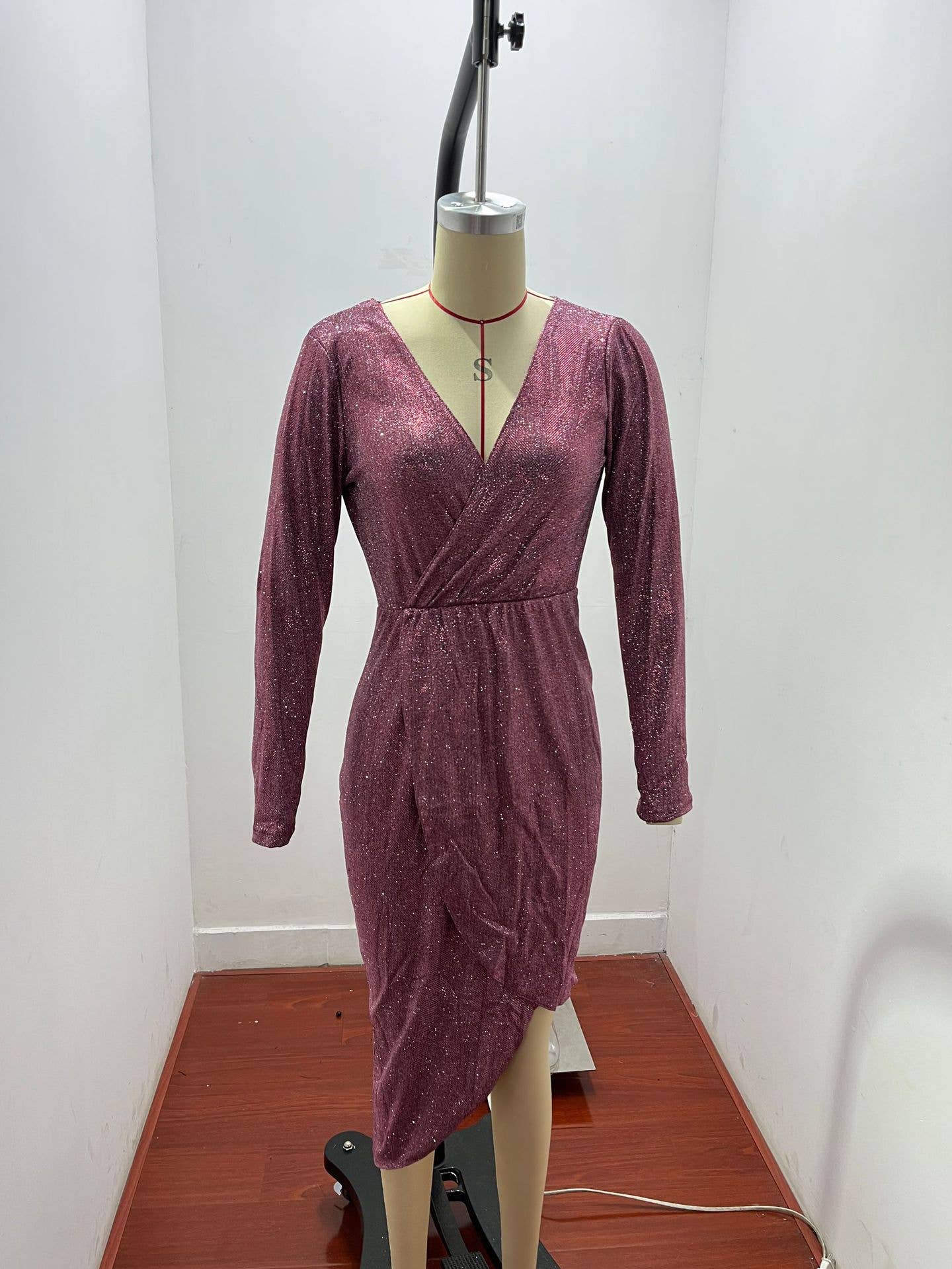 A gilded long-sleeved V-neck shiny evening dress