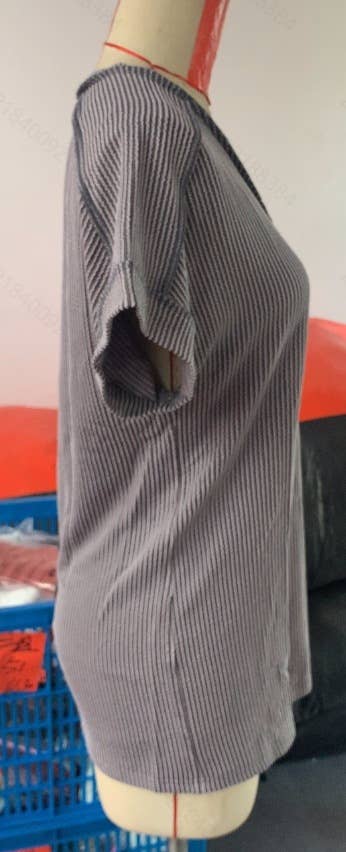 Fashion two-tone twist short sleeve V-neck shirt