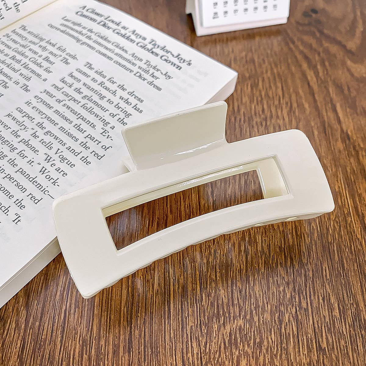 Arc-shaped semi-circular transparent gripper