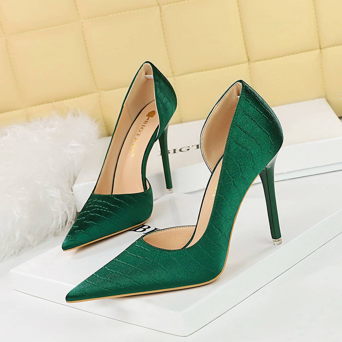 RETRO PATTERN SIDE HOLLOW POINTED TOE HIGH HEELS_CWSHH0112