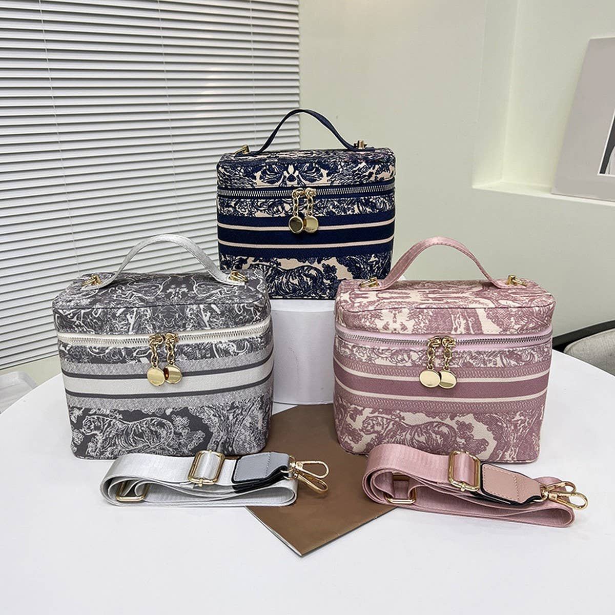 NEW VINTAGE EMBROIDERED PORTABLE COSMETIC BAG_CWAB4408