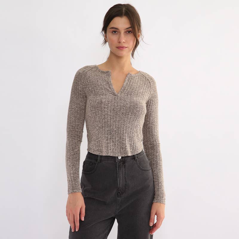 Form-fitting and versatile knitted sweater