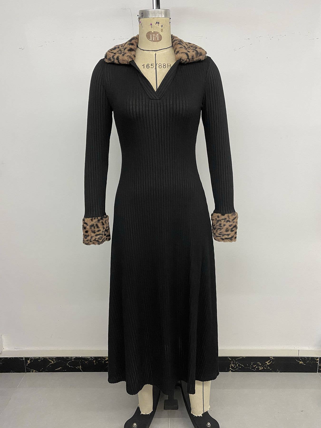 Elegant form-fitting V-neck leopard print dress