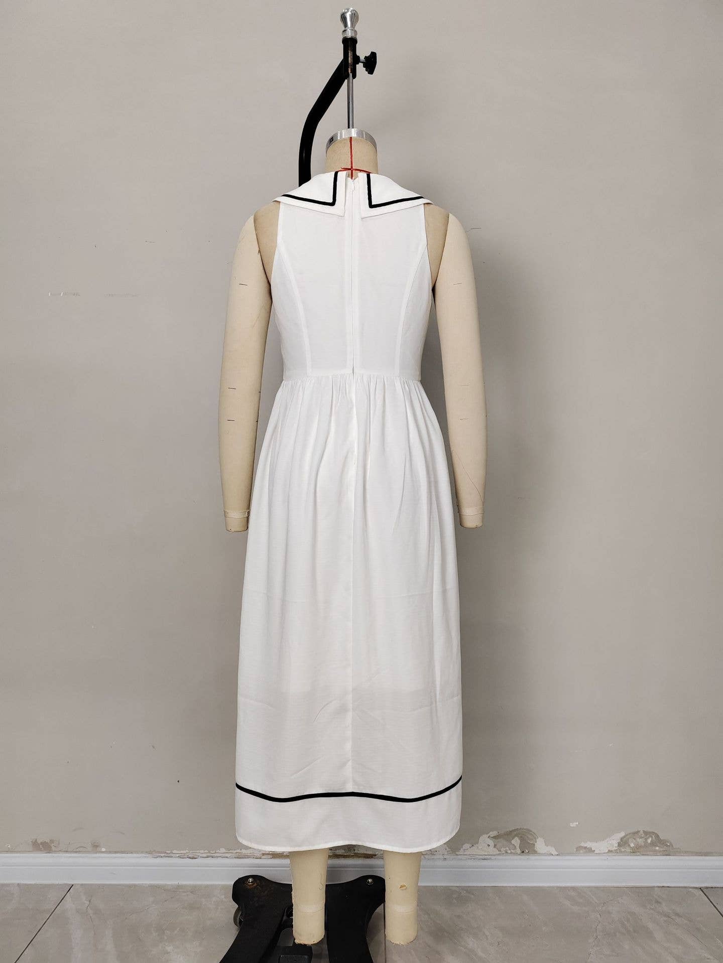 Fashionable sleeveless sailor collar dress
