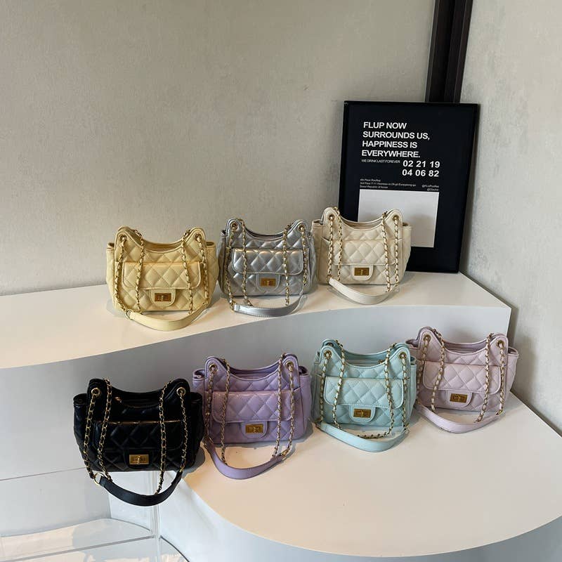 Diamond-shaped chain underarm bag