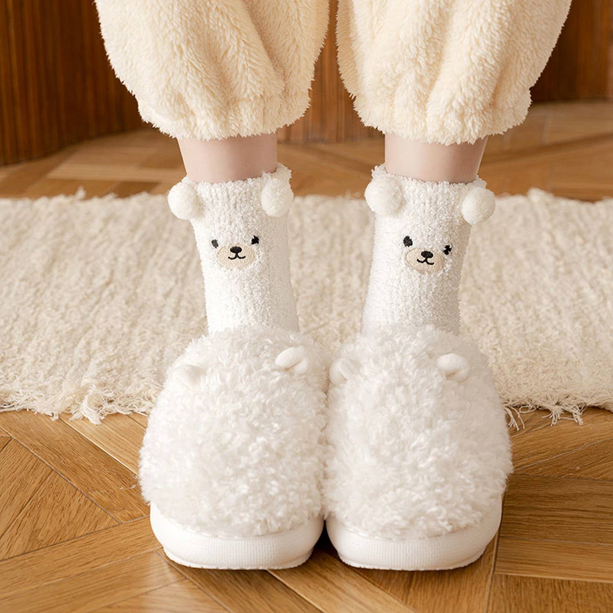 EMBROIDERED CARTOON BEAR LINT-FREE SOCKS
