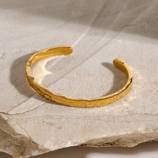 18K Gold Hammered Open Bangle, Versatile Style_CWAJE4682